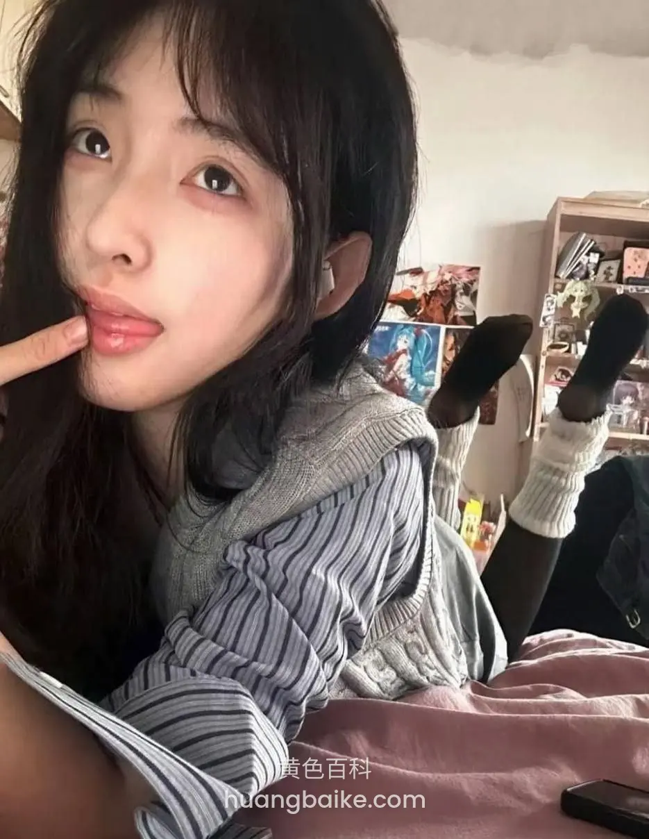 床上举腿翘脚，背景书架杂物