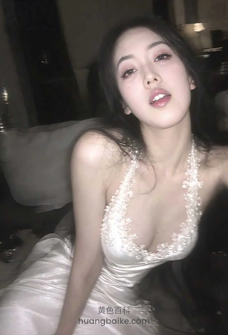 沙发上侧身看镜头，手撑着身体