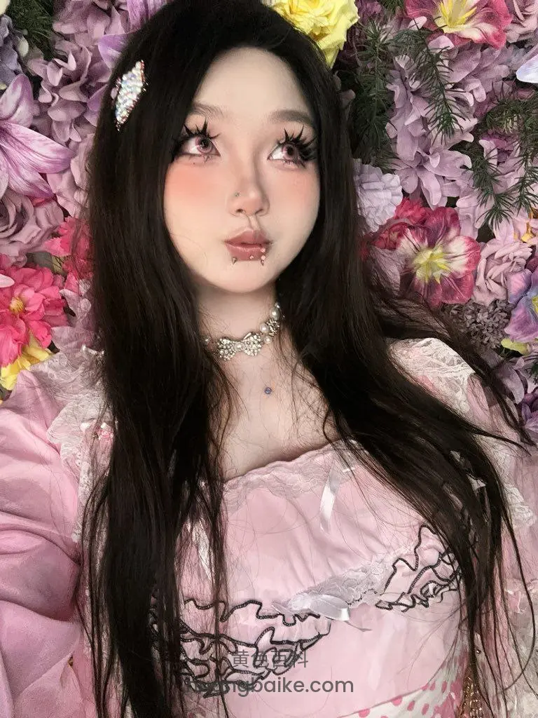 花墙前低头看镜头，戴着钻石项链和鼻环