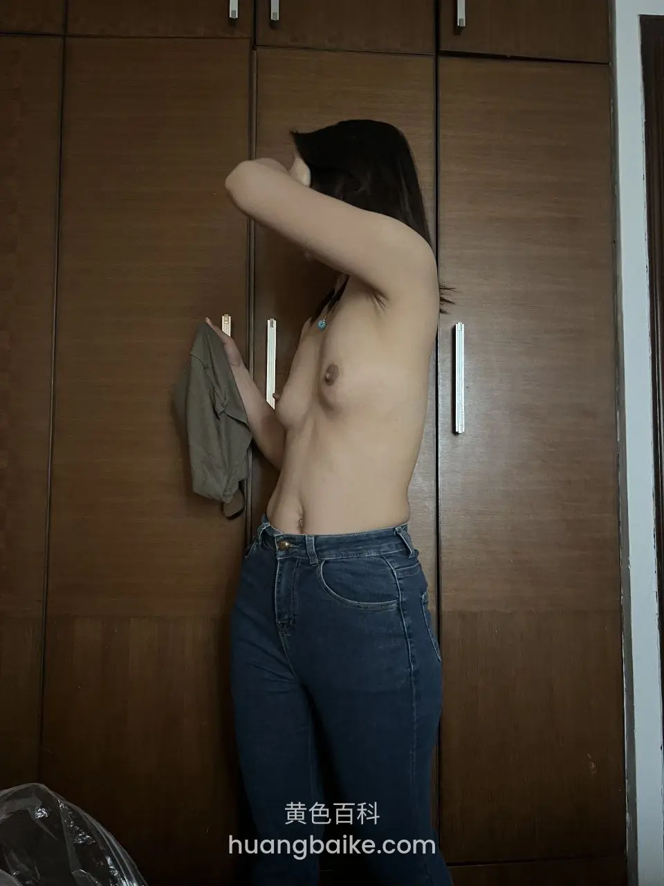 素人熟女脱上衣露出乳头