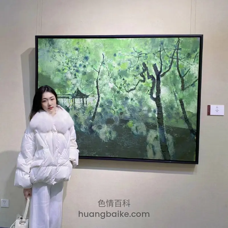 画廊里站在大风景画旁，手提白包