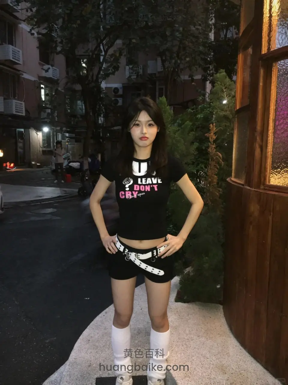 夜间街头双手叉腰