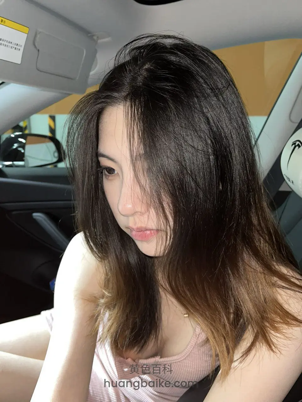 后排座椅侧头望窗外