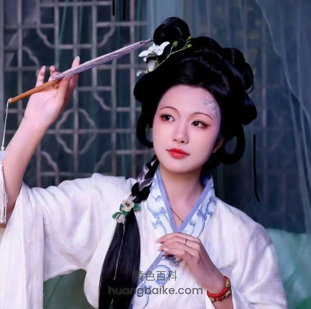 举着拂尘看镜头，古典白衣古风背景