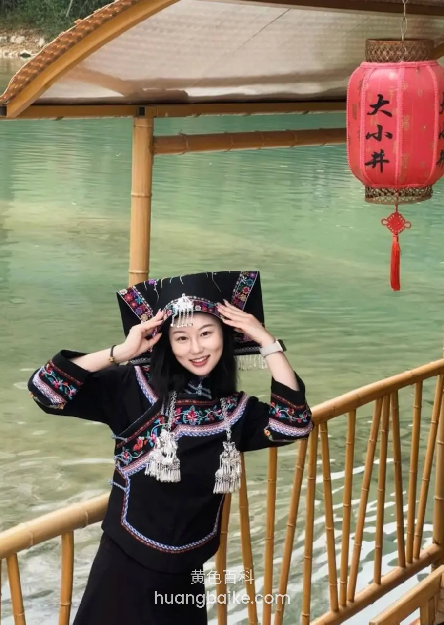 船上女子戴苗族银帽