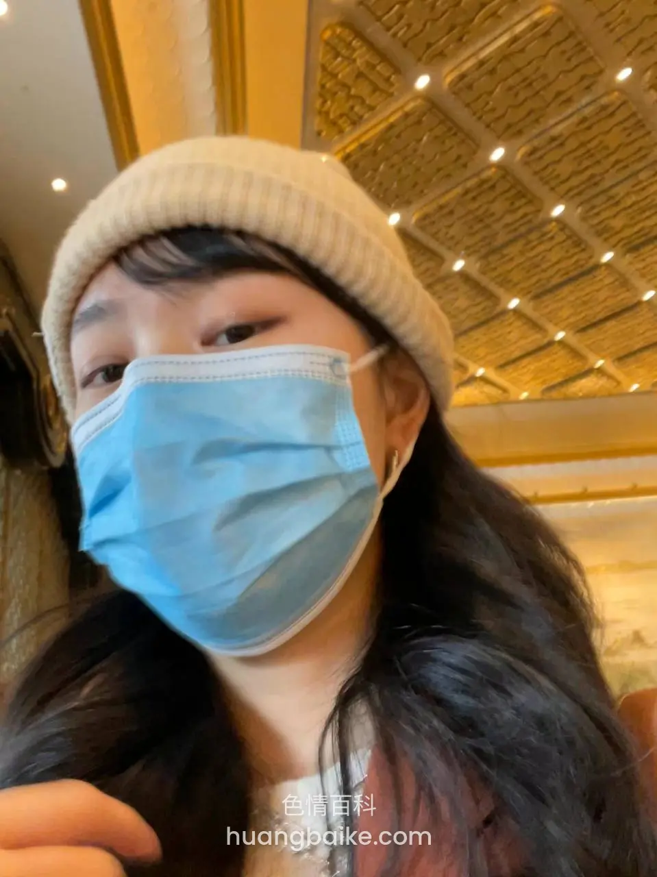 戴口罩和毛线帽自拍，抬头看镜头