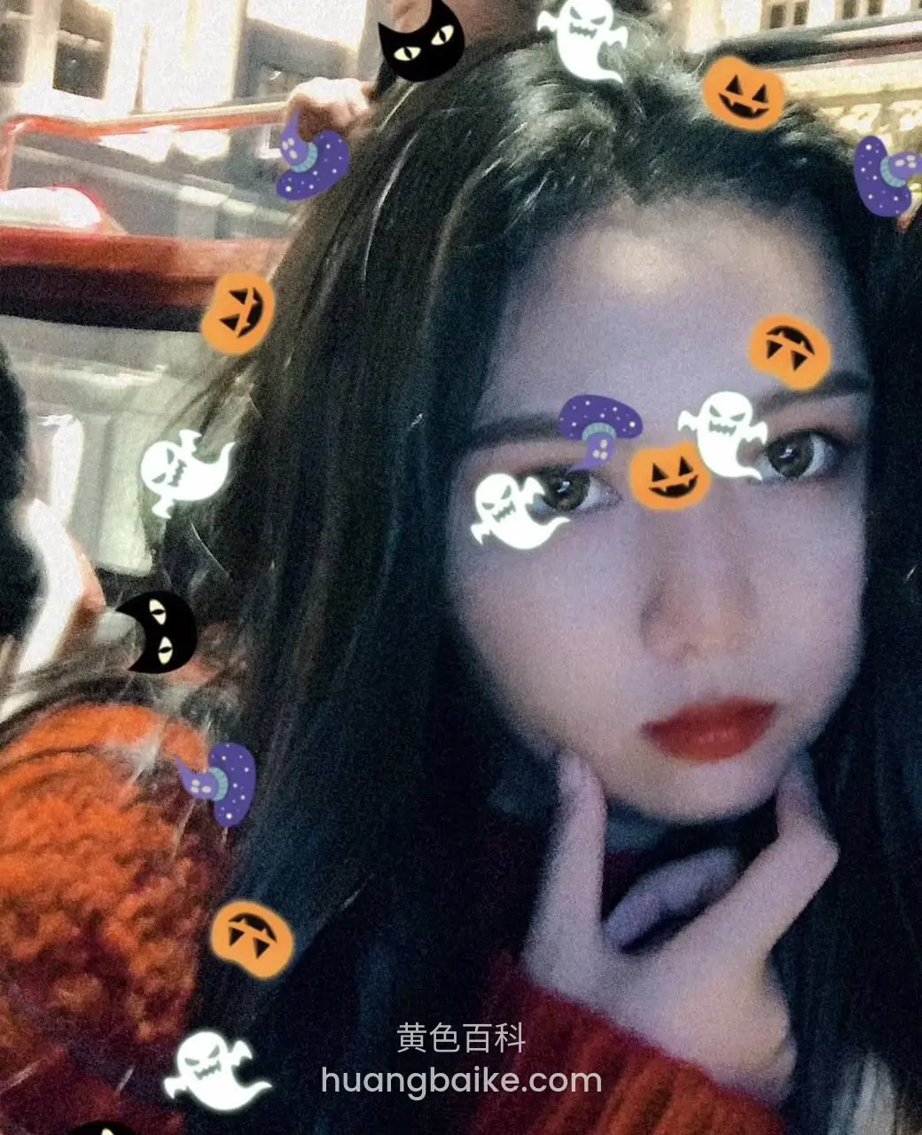 车里手托下巴看镜头，鬼魂南瓜贴纸