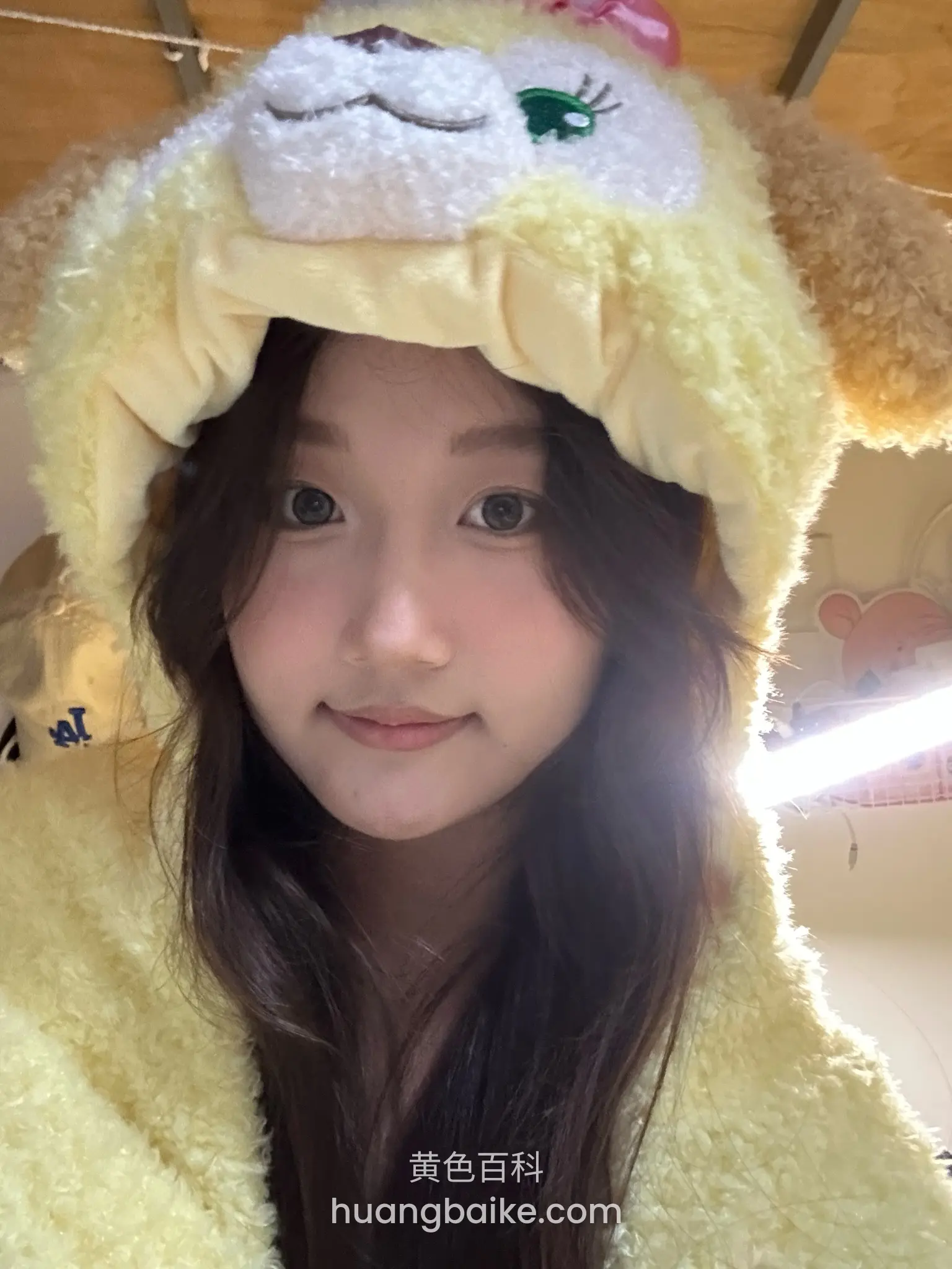 戴着黄色毛绒狗帽子自拍