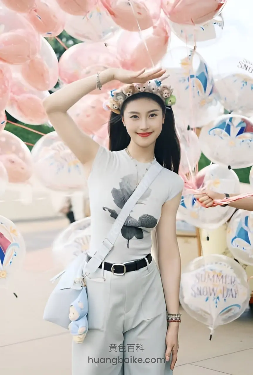 气球堆里比心手势，头上戴花环