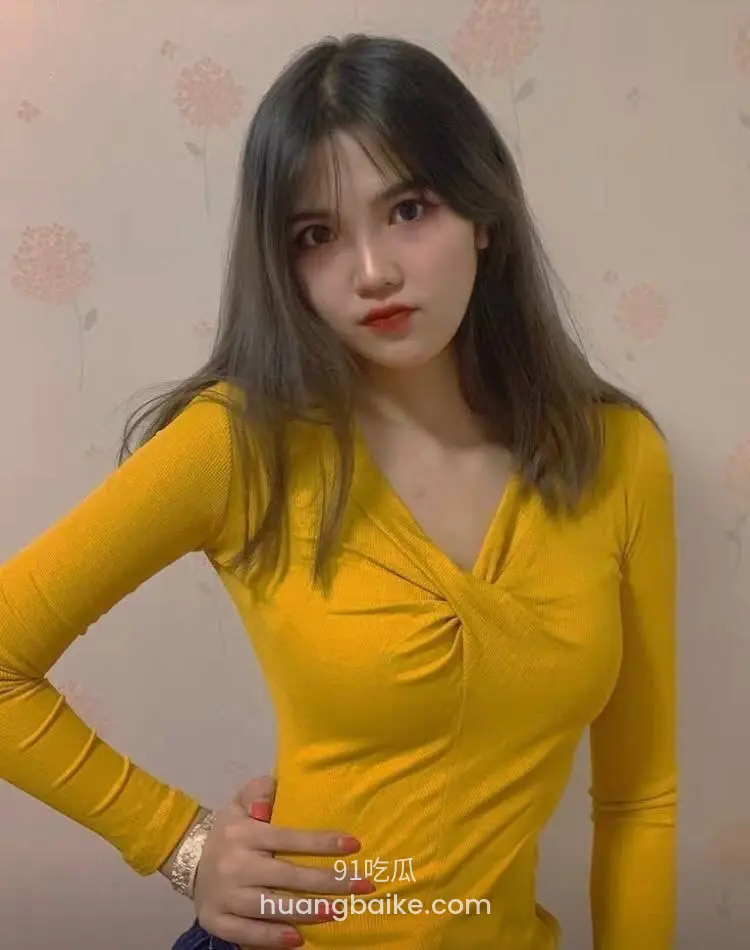 镜头对着穿黄衣服叉腰 12字