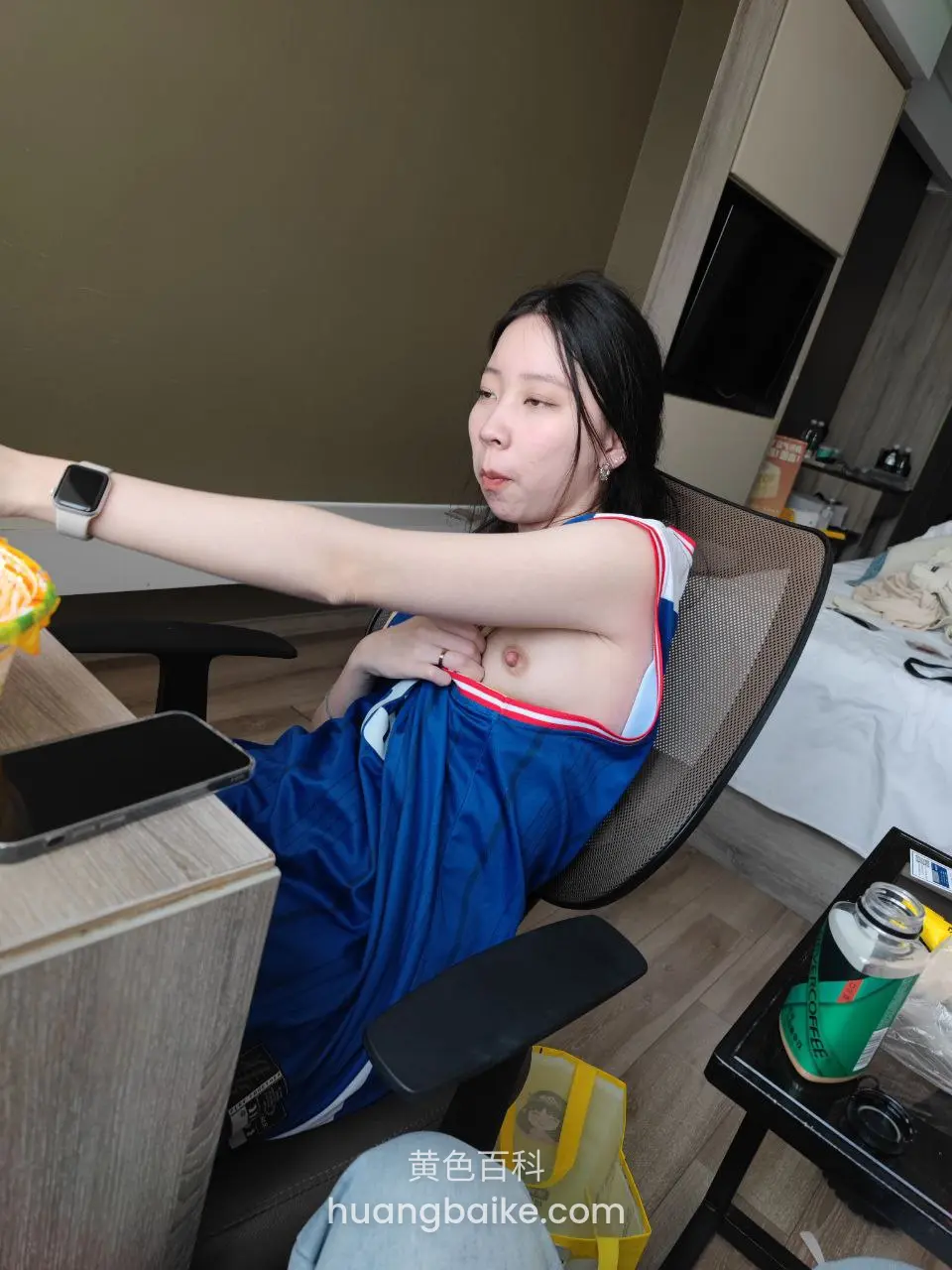 椅子上举臂自拍，篮球服拉到胸口