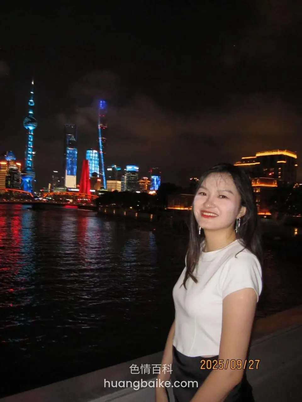 夜景江边回头看镜头，手里什么都没拿