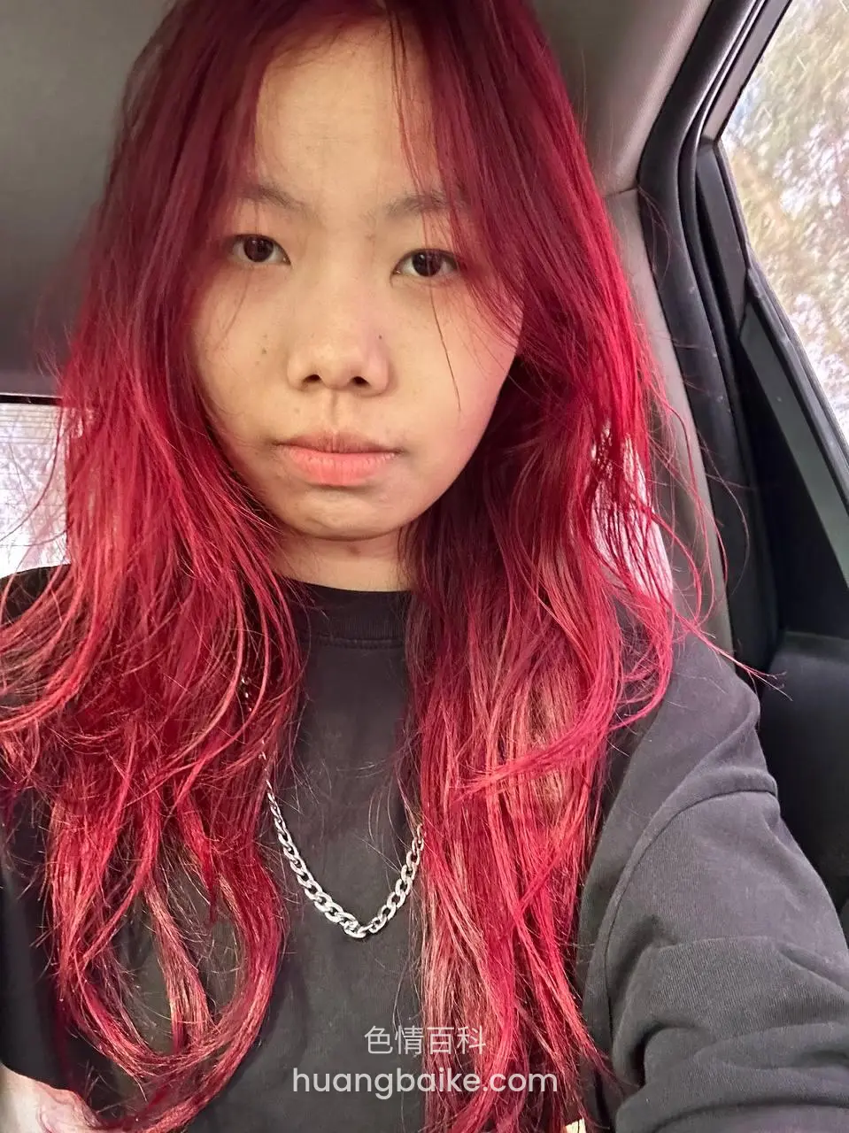 车里自拍，头发遮住半边脸
