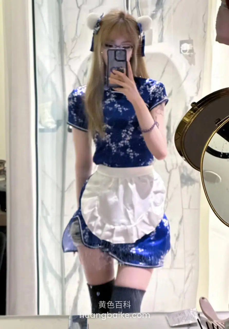 镜子前自拍，手机挡住脸