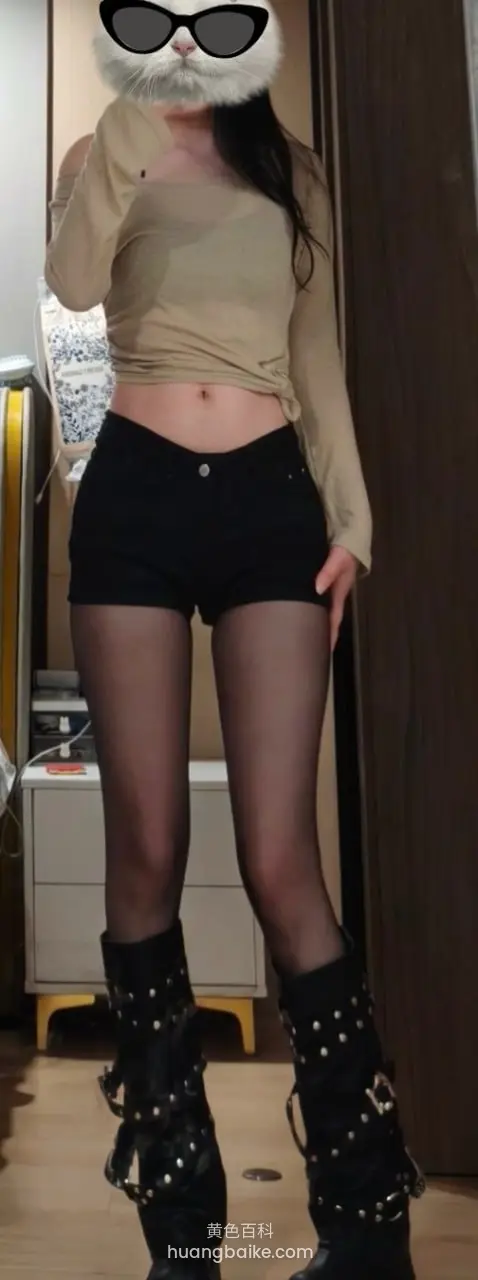 镜子前站立拉扯上衣露腰部 黑靴踩地