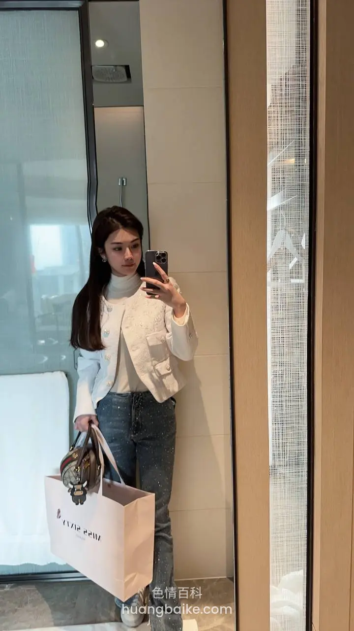 清纯学生妹的头按下去猛深喉，他的鸡巴一下下直顶到喉咙最里面，撅着肥屁股像只发情的小母狗