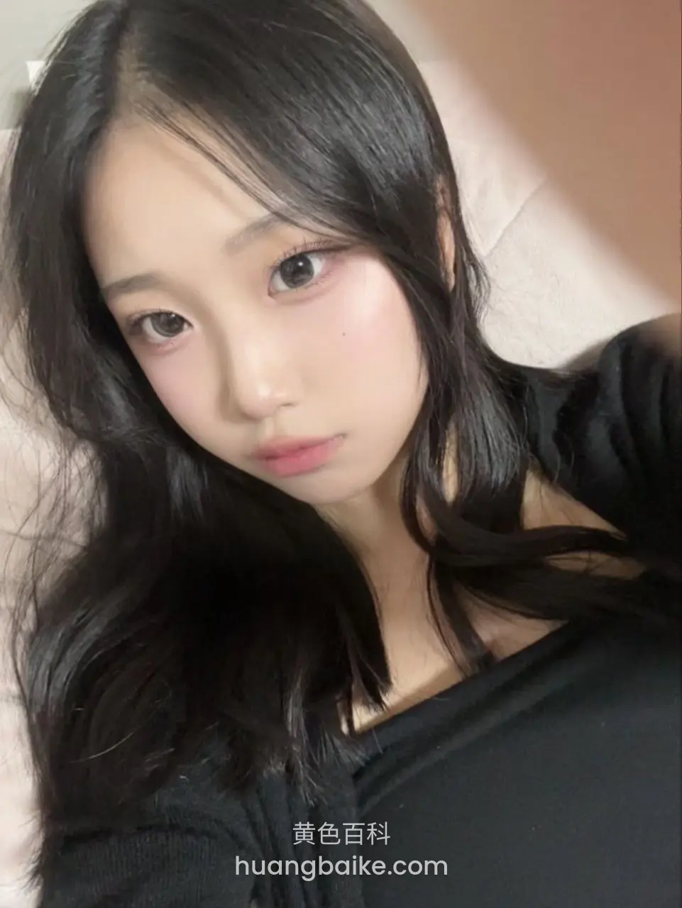 床上自拍手机举高