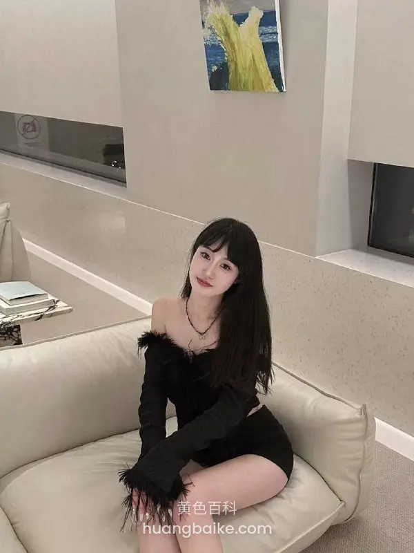 黑裙长发小姐姐坐在沙发上
