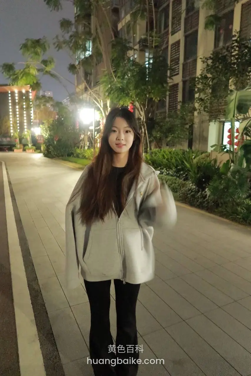 夜晚小区路边举手挥动