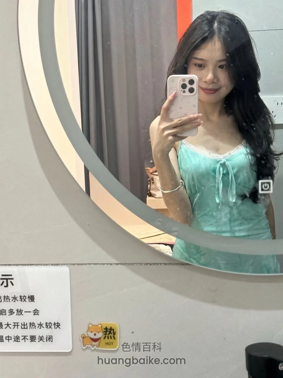 浴室镜子前自拍，手机挡住半张脸