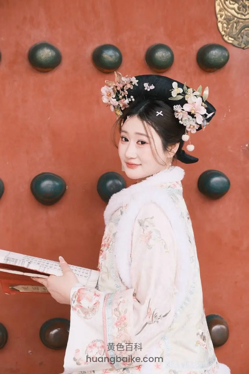 汉服女子手持古籍转头看镜头