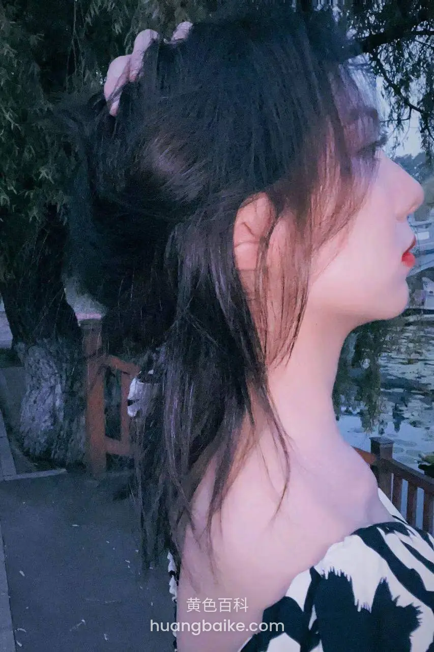 湖边侧面看着水面，头发扎着发夹