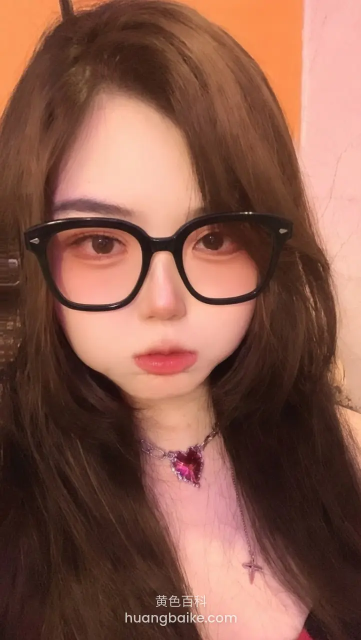 戴黑框眼镜对着镜头撅嘴