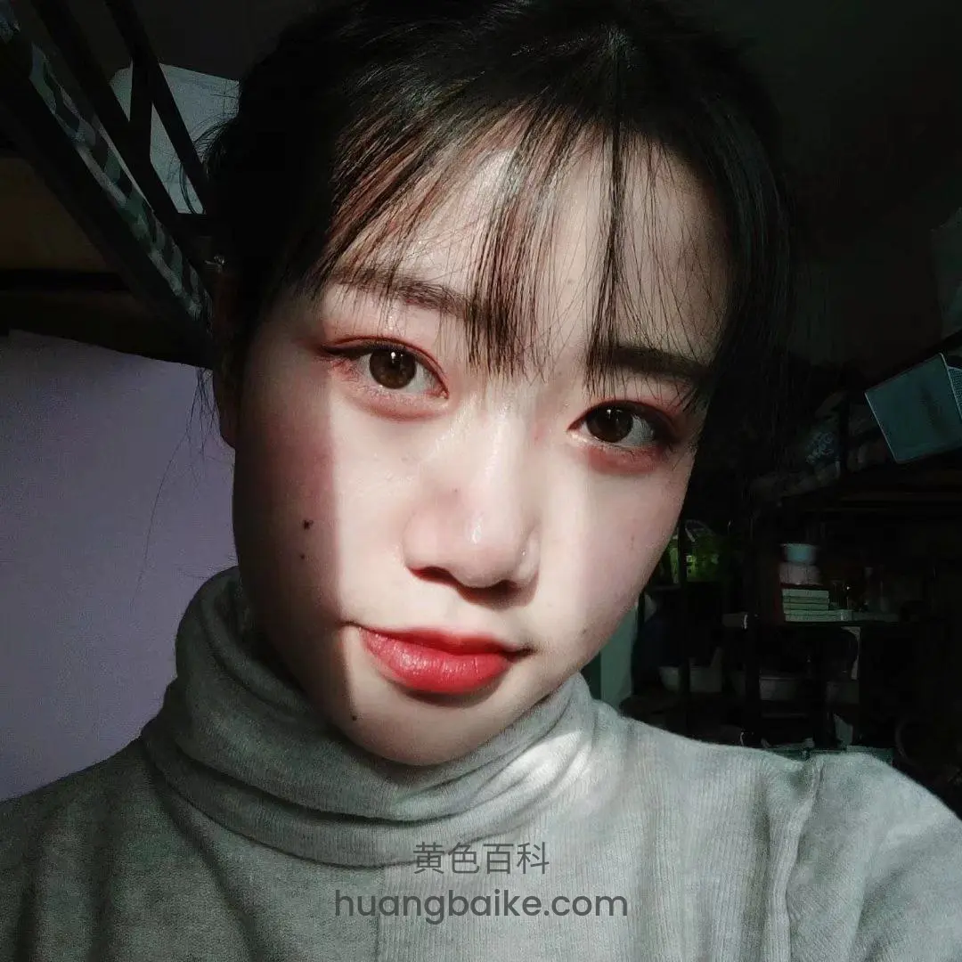昏暗房间里自拍，头顶有床架