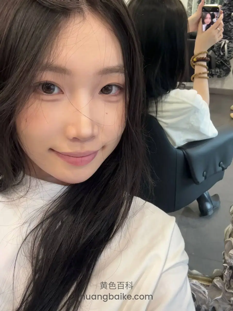 自拍发长直黑发，手机对着镜子