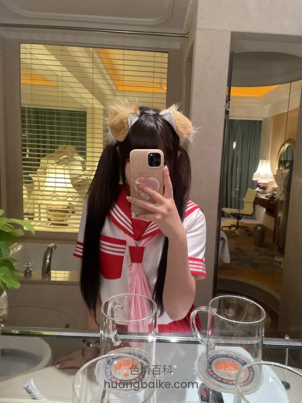浴室镜前举手机拍，身后酒店房间