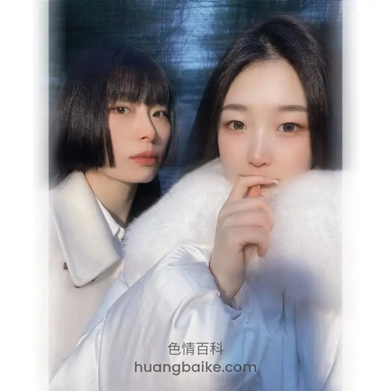 两人镜头前比肩，右边手指抵唇
