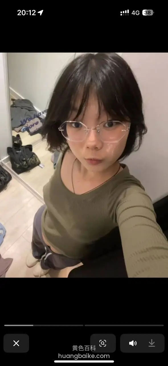 镜子前自拍 手机挡住半边脸