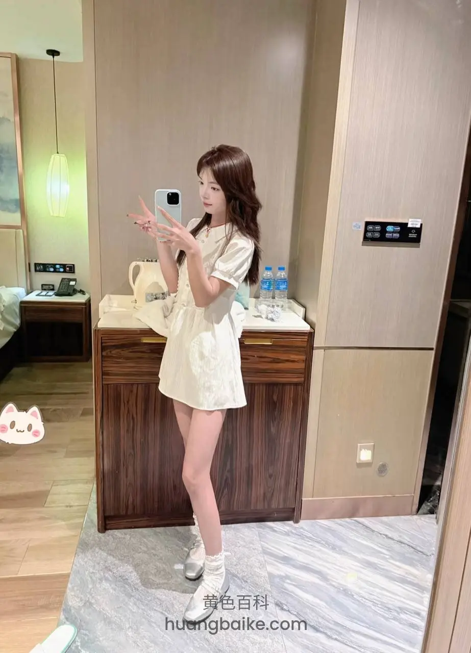 酒店房间里拿着手机比剪刀手