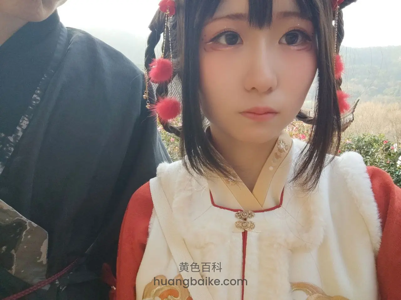 户外山景前穿汉服低头看镜头