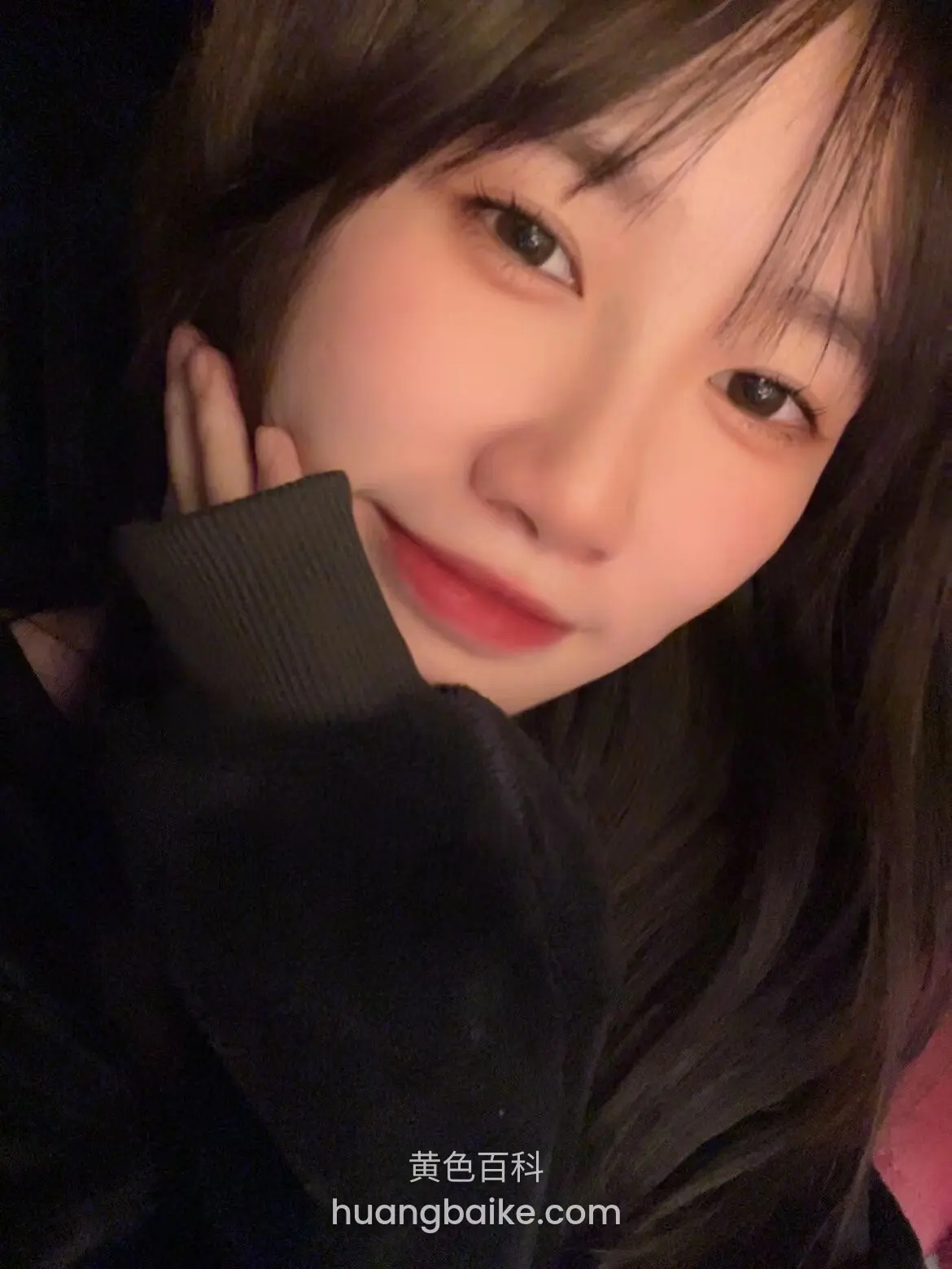 卧室里手托着下巴，袖子挡住半张脸