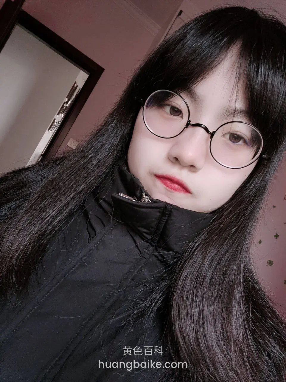 眼镜近距离自拍，门在身后