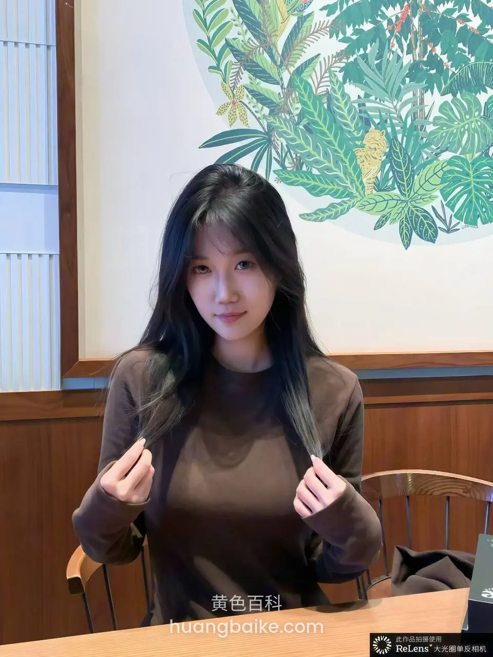 餐厅里双手捏住发丝