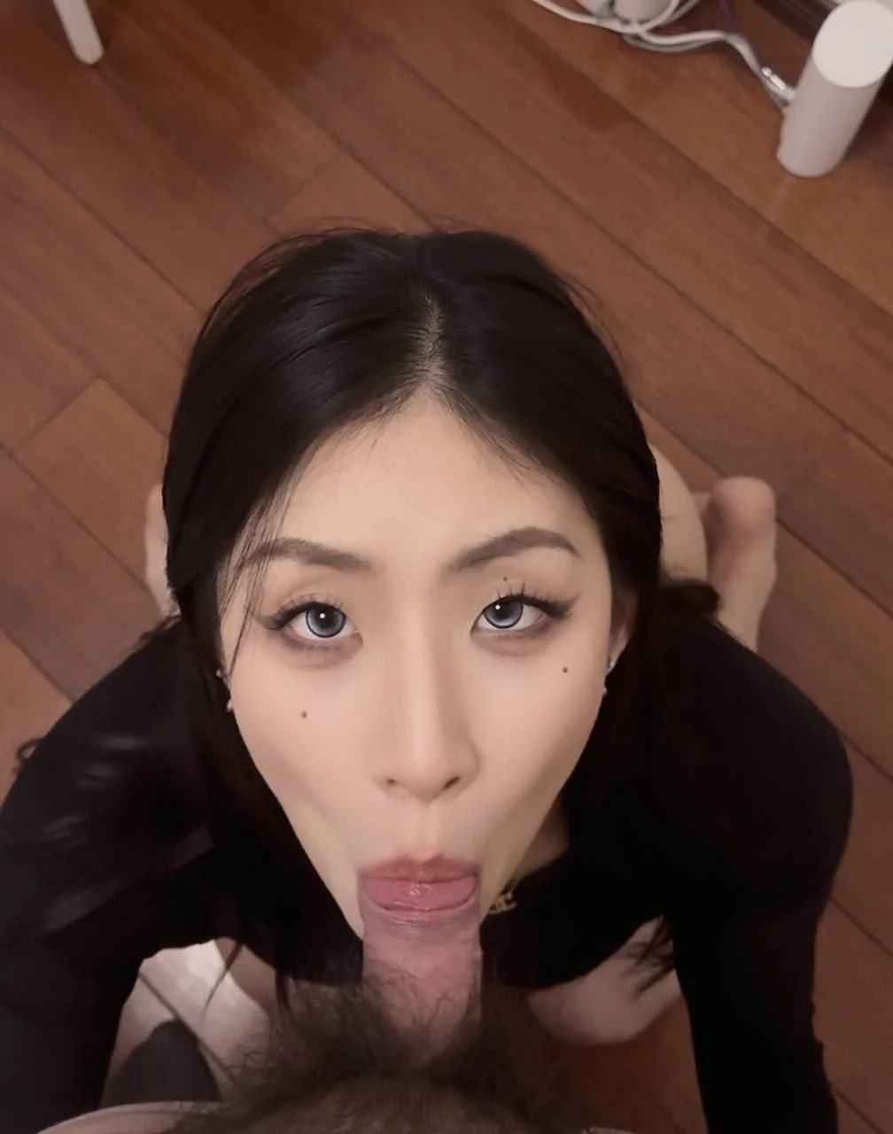 女孩低头伸舌头