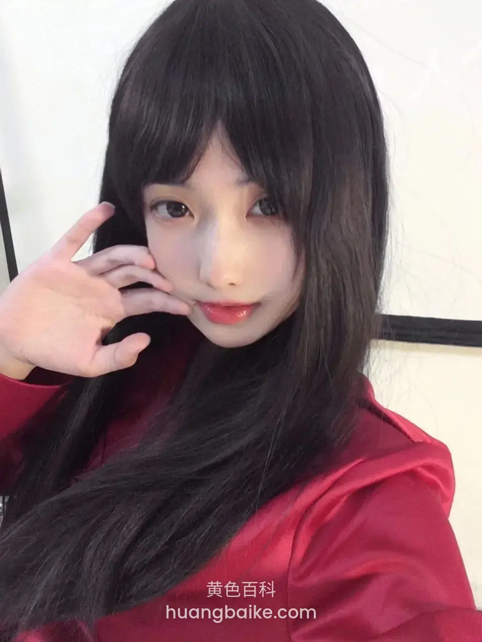 镜头贴近脸部，比出剪刀手在唇边