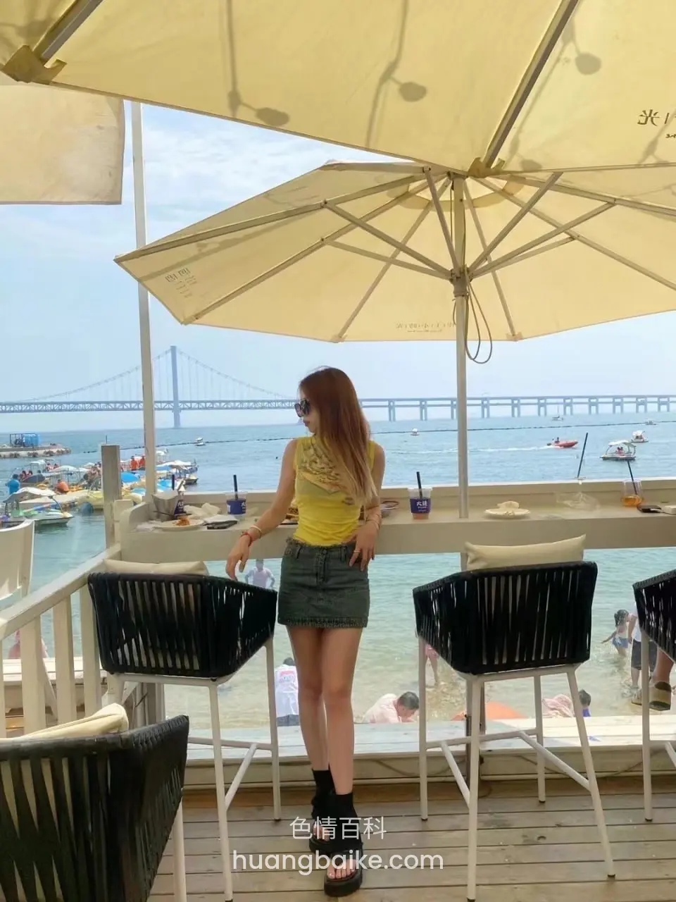 海边露台，站在高脚椅旁看海
