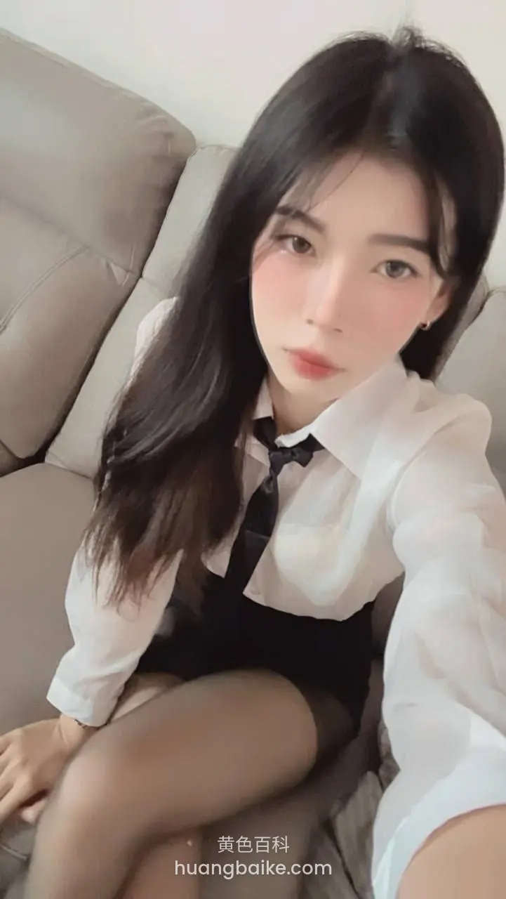 沙发上自拍 手机举在右手