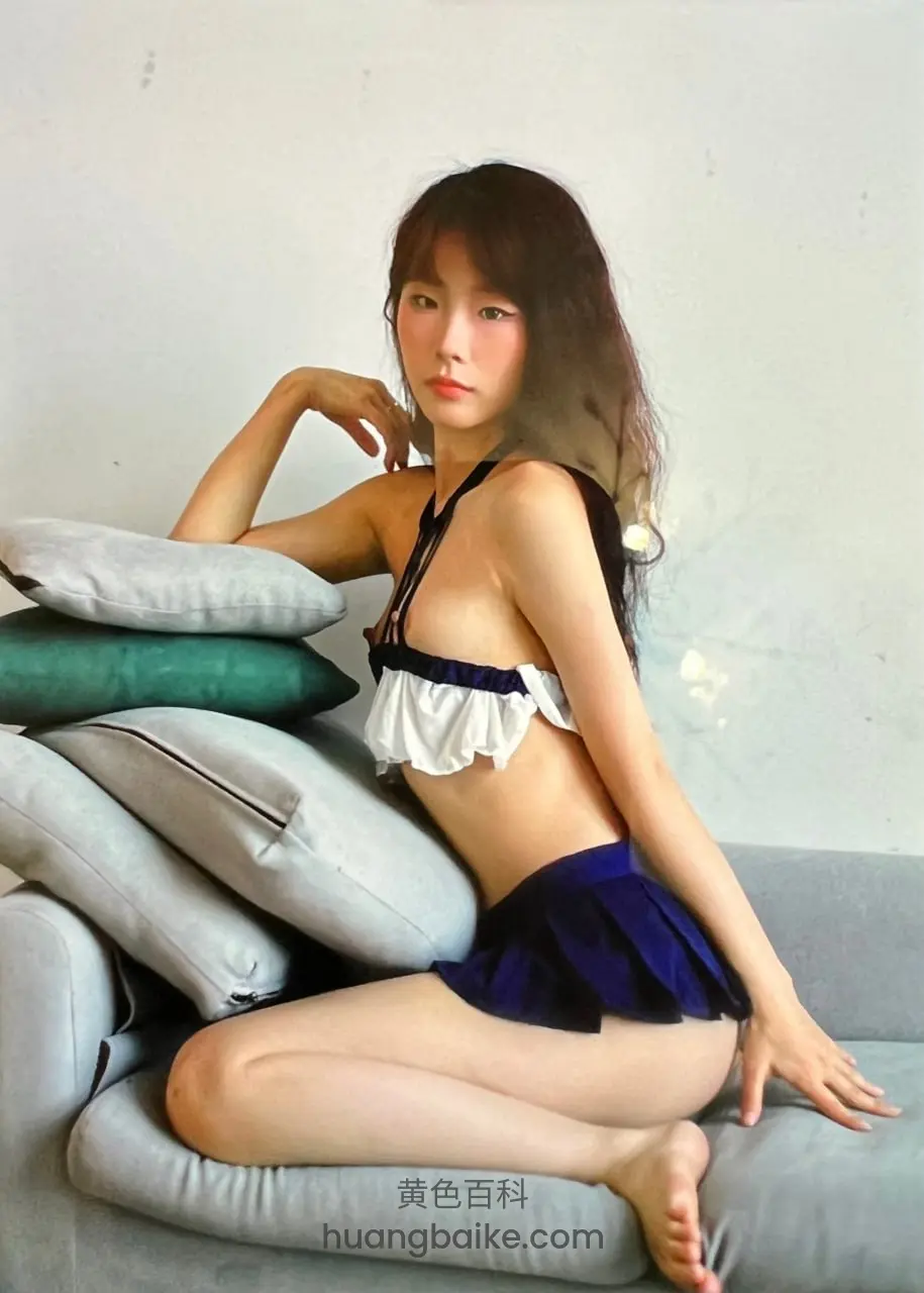 沙发上枕着枕头堆，右手托腮