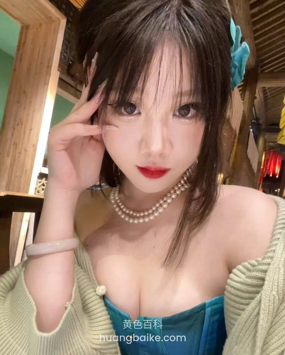 室内自拍，手指比在脸颊旁