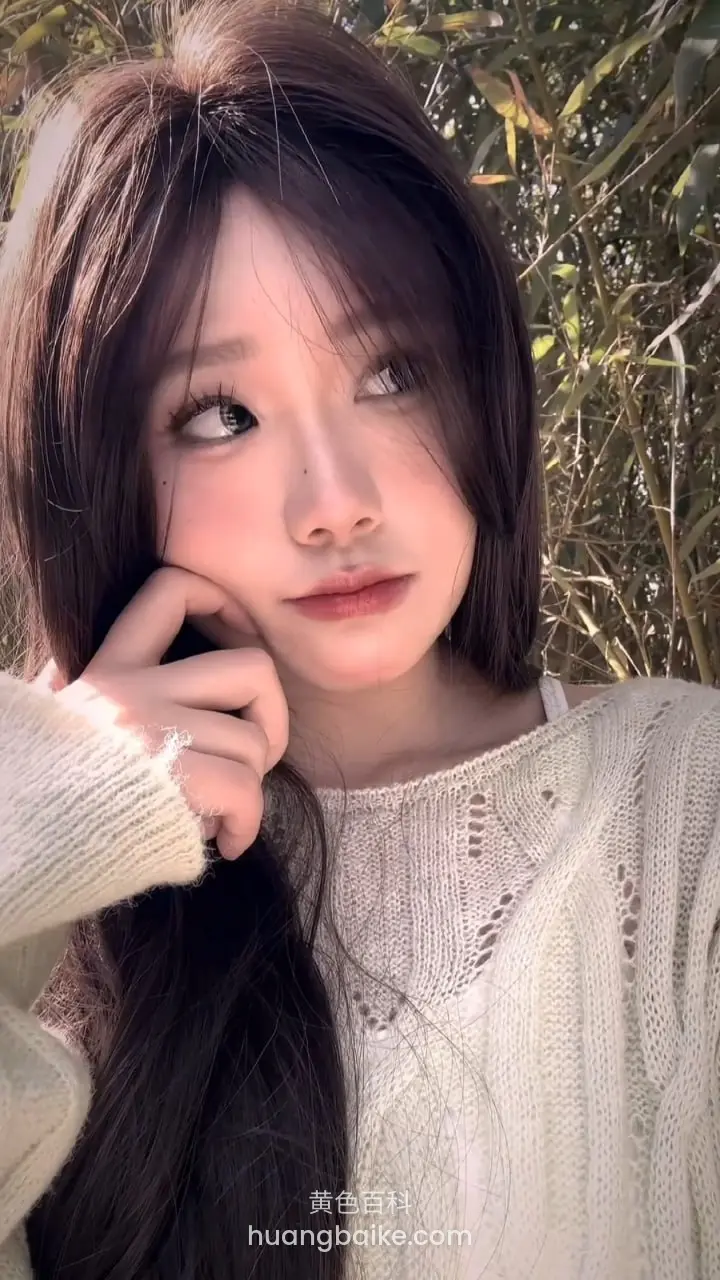手托下巴抬头看镜头