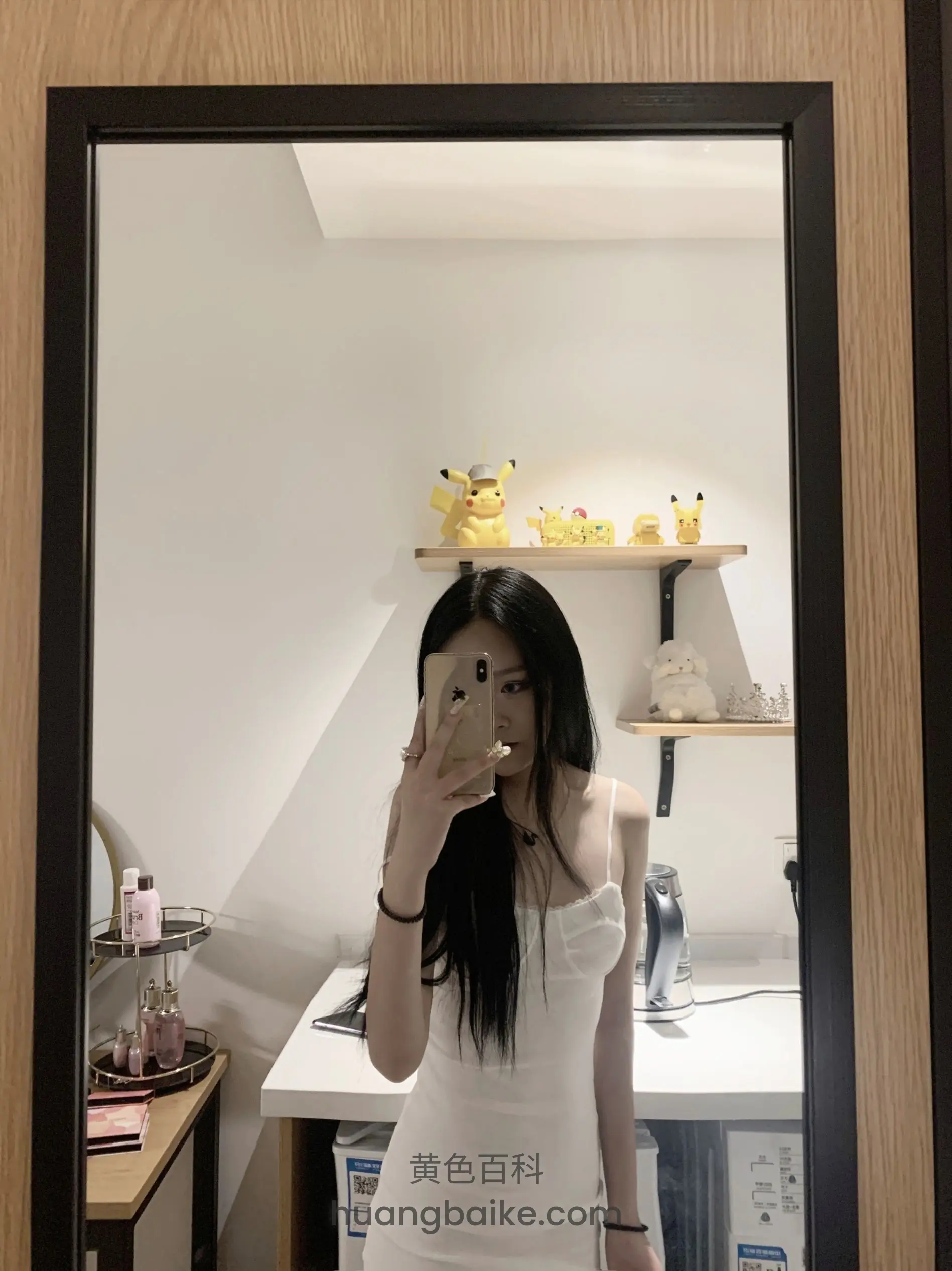 浴室镜子前自拍，手机挡住脸身后摆着皮卡丘