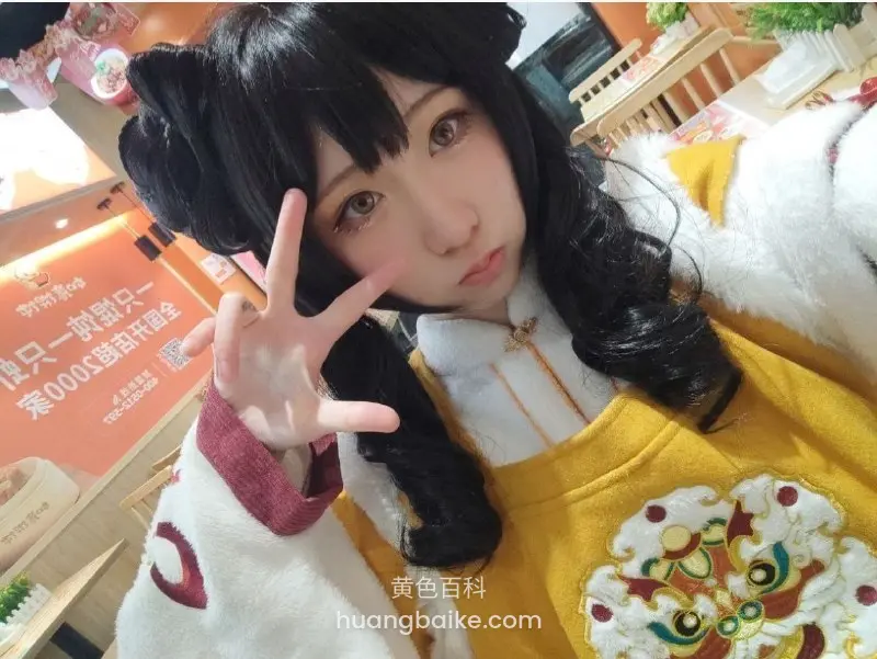 餐厅里比剪刀手自拍,身后招牌写着促销信息