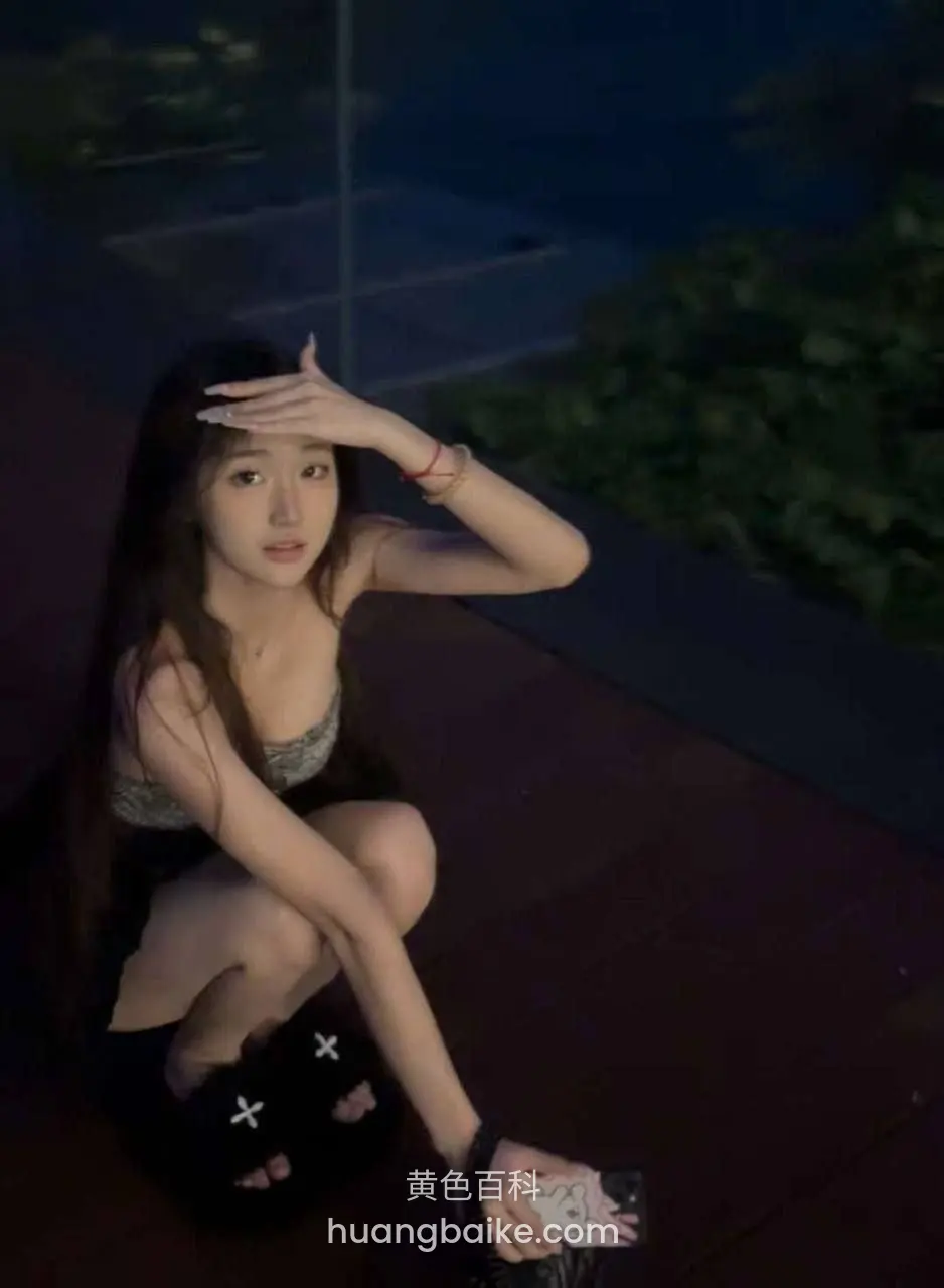 夜里阳台蹲着