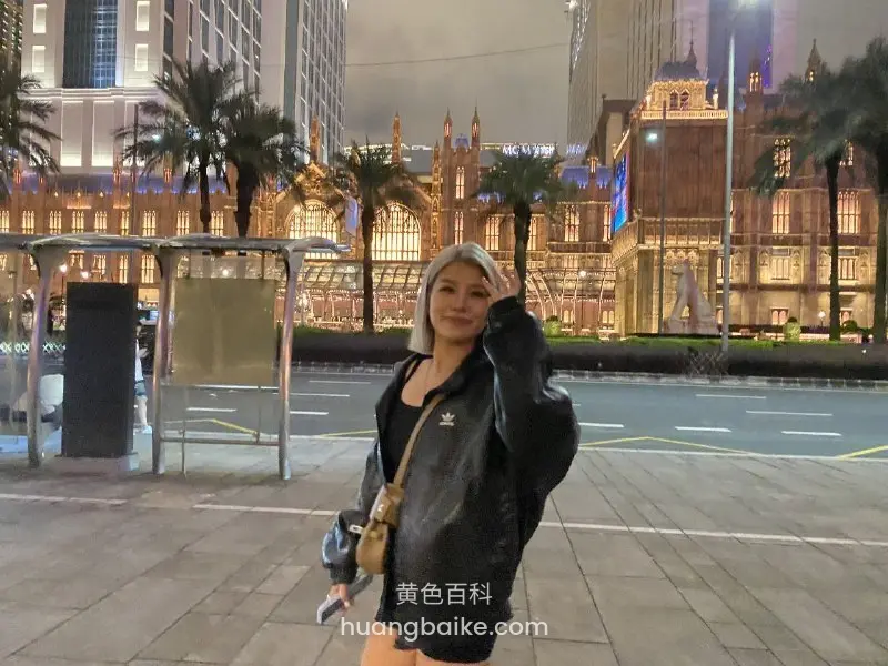 小姐姐夜游双子塔前自拍