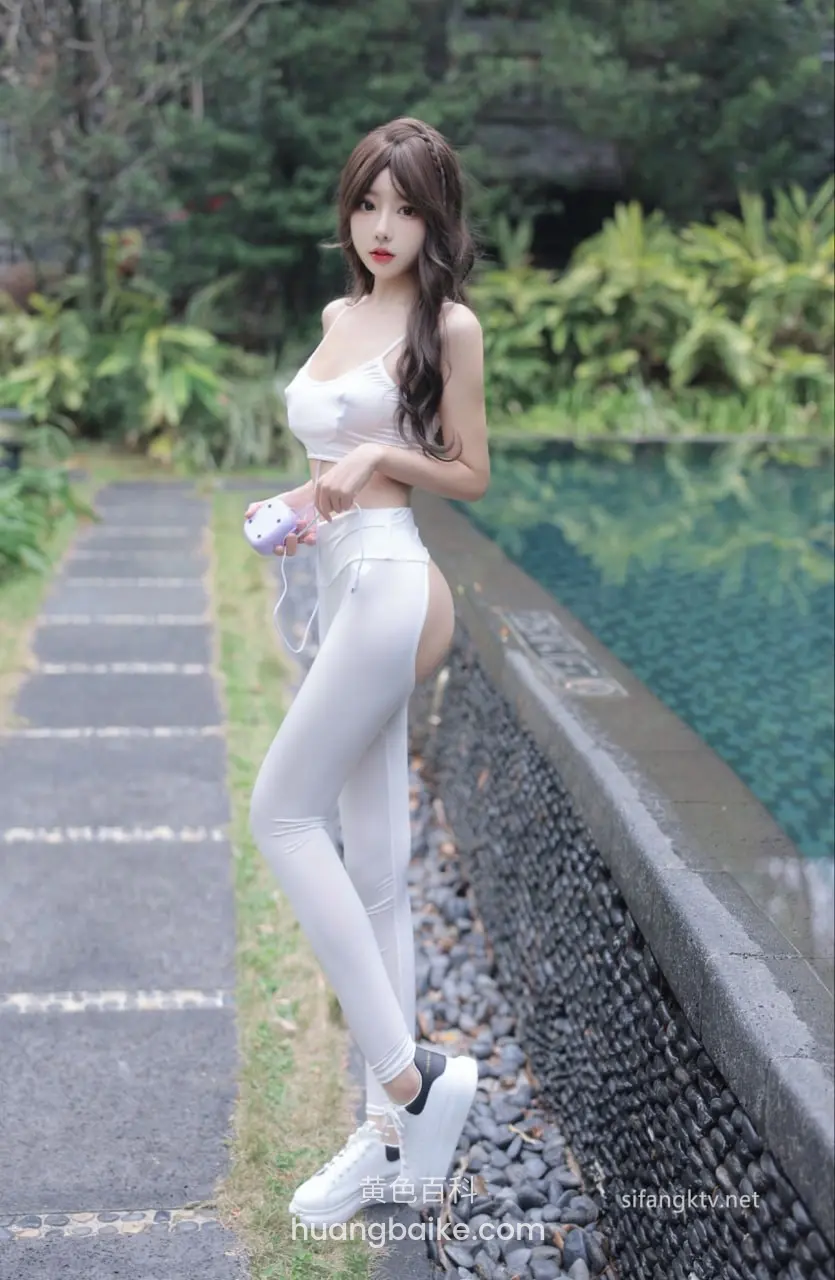石板路边拿着跳绳站立