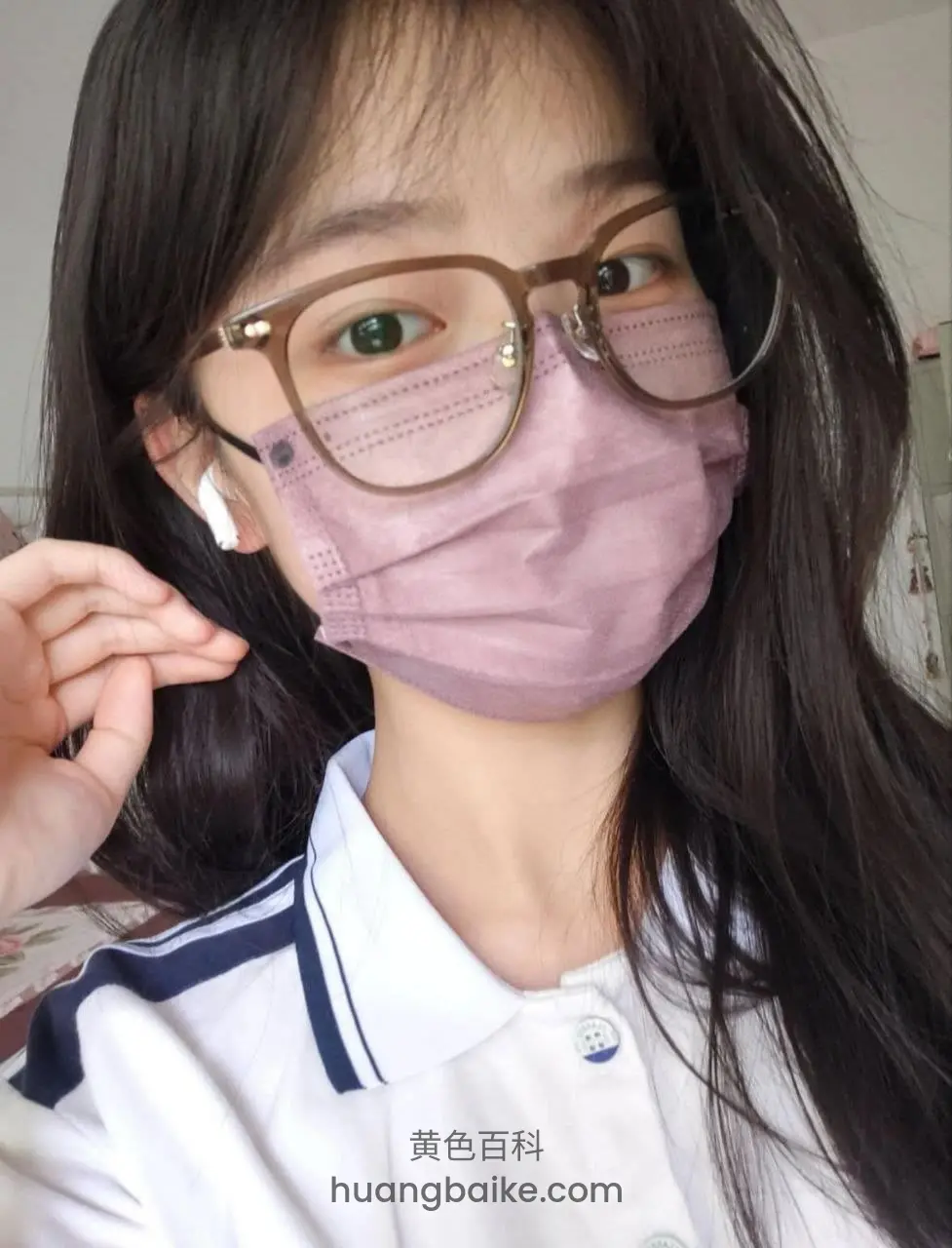 戴口罩和眼镜，右手摸耳机